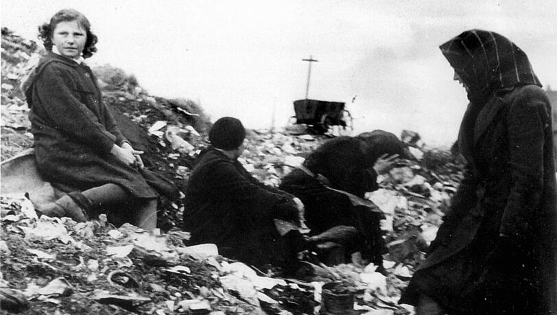 Hungernde Münchner suchen 1947 auf einer Müllhalde nach Essbarem. Hungernde Münchner suchen 1947 auf einer Müllhalde nach Essbarem.
