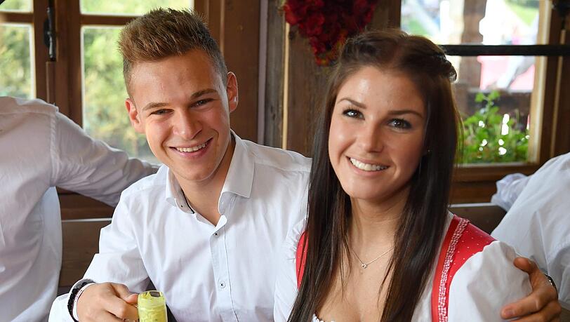 Joshua Kimmich und seine Lina sind erneut Eltern geworden. Welche Bayern-Stars noch im Babyglück schweb(t)en, sehen Sie in unserer Bildergalerie - klicken Sie sich durch! Joshua Kimmich und seine Lina sind erneut Eltern geworden. Welche Bayern-Stars noch im Babyglück schweb(t)en, sehen Sie in unserer Bildergalerie - klicken Sie sich durch!
