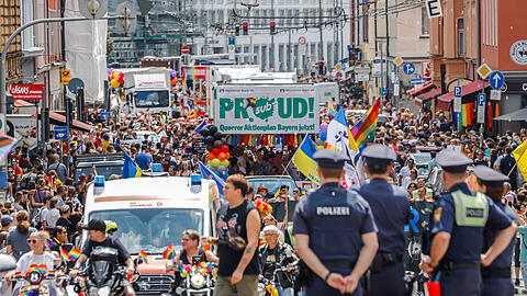 Der Christopher Street Day zog vergangenes Jahr Tausende Münchner und Münchnerinnen auf die Straßen. Alles verlief friedlich. In diesem Jahr haben die Veranstalter noch einmal nachjustiert. Auslöser war der Anschlag 2024 auf den Magdeburger Weihnachtsmarkt. Der Christopher Street Day zog vergangenes Jahr Tausende Münchner und Münchnerinnen auf die Straßen. Alles verlief friedlich. In diesem Jahr haben die Veranstalter noch einmal nachjustiert. Auslöser war der Anschlag 2024 auf den Magdeburger Weihnachtsmarkt.