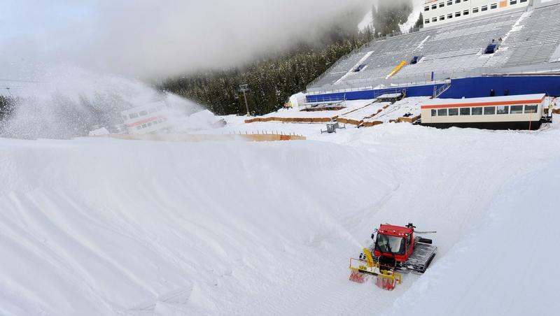 Ein Pistenbully präpariert die Halfpipe für die Snowboard-Wettbewerbe in Cypress Mountain. Ein Pistenbully präpariert die Halfpipe für die Snowboard-Wettbewerbe in Cypress Mountain.
