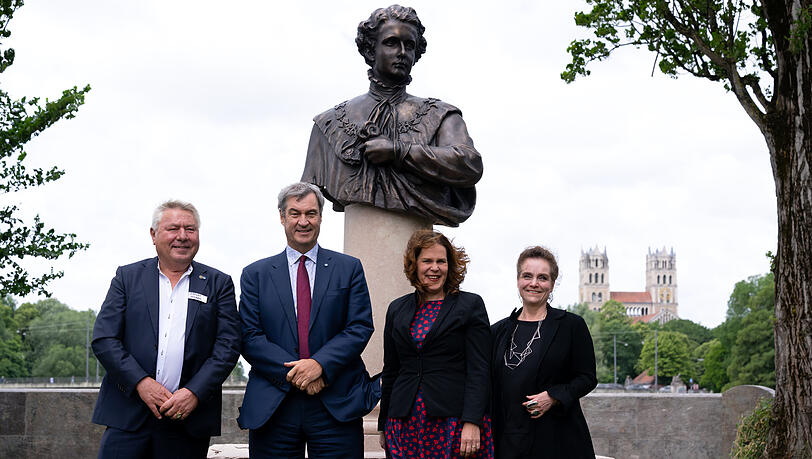 Dietmar Holzapfel (l.), Denkmal-Initiator und Wirt der "Deutschen Eiche", Markus Söder (CSU), Ministerpräsident von Bayern, Verena Dietl (SPD), dritte Bürgermeisterin der Stadt München, und Jeanne-Marie Ehbauer, Baurefertin der Stadt München, nehmen an der Corneliusbrücke an der Enthüllung des neue Ludwig II.-Denkmals teil. Dietmar Holzapfel (l.), Denkmal-Initiator und Wirt der "Deutschen Eiche", Markus Söder (CSU), Ministerpräsident von Bayern, Verena Dietl (SPD), dritte Bürgermeisterin der Stadt München, und Jeanne-Marie Ehbauer, Baurefertin der Stadt München, nehmen an der Corneliusbrücke an der Enthüllung des neue Ludwig II.-Denkmals teil.
