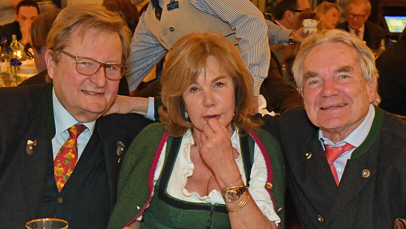 Getränke-Unternehmer Günther Kreuzer (links) mit Ulrich und Margit Hartl. Getränke-Unternehmer Günther Kreuzer (links) mit Ulrich und Margit Hartl.