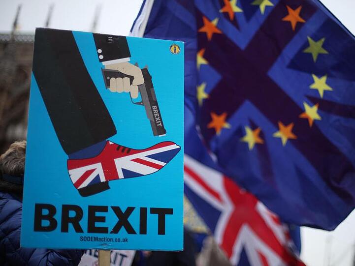 Schuss ins eigene Bein: Brexit-Gegner zeigen vor dem Parlament in Westminster, was sie vom EU-Austritt erwarten.