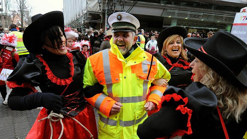 Die Münchner Polizei will mit verstärkter Präsenz für Recht und Ordnung an den Faschingstagen sorgen. Die Münchner Polizei will mit verstärkter Präsenz für Recht und Ordnung an den Faschingstagen sorgen.