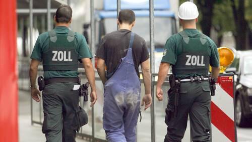 Ertappt: Schwarzarbeit hat in Zeiten der Krise Hochkonjunktur. Der Zoll kämpft dagegen an. Ertappt: Schwarzarbeit hat in Zeiten der Krise Hochkonjunktur. Der Zoll kämpft dagegen an.