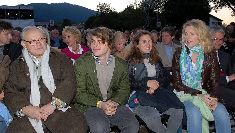 Mit dem Verleger Hubert Burda (li.) hat Maria Furtwängler zwei Kinder: Jacob und Elisabeth, hier im Jahr 2010. Mit dem Verleger Hubert Burda (li.) hat Maria Furtwängler zwei Kinder: Jacob und Elisabeth, hier im Jahr 2010.