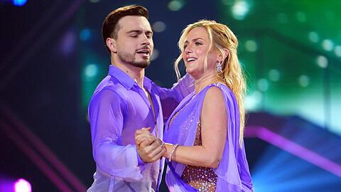 Jeanette Biedermann und Sergiu Maruster tanzen Rumba beim "Partner Switch". Jeanette Biedermann und Sergiu Maruster tanzen Rumba beim "Partner Switch".
