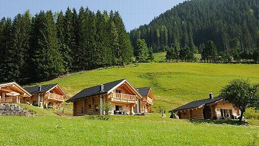 WoodRidge ist ein Dorf aus 12 exklusiven kanadischen Blockhütten. WoodRidge ist ein Dorf aus 12 exklusiven kanadischen Blockhütten.