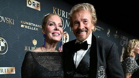 Thomas Gottschalk freute sich in Begleitung seiner Frau Karina Mross über die Auszeichnung in Kitzbühel. Thomas Gottschalk freute sich in Begleitung seiner Frau Karina Mross über die Auszeichnung in Kitzbühel.