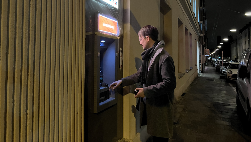 März 2024: Am Baldeplatz kann man wieder Geld abheben – nun außen an der Wand. März 2024: Am Baldeplatz kann man wieder Geld abheben – nun außen an der Wand.