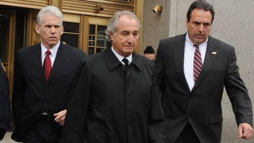 Bernard Madoff (M.) wird den Rest seines Lebens hinter Gittern verbringen. Bernard Madoff (M.) wird den Rest seines Lebens hinter Gittern verbringen.
