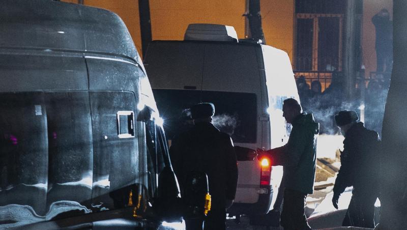 Kremlkritiker Alexej Nawalny (2.v.r) wird nach einer Gerichtsverhandlung in Handschellen von Polizisten eskortiert. Kremlkritiker Alexej Nawalny (2.v.r) wird nach einer Gerichtsverhandlung in Handschellen von Polizisten eskortiert.