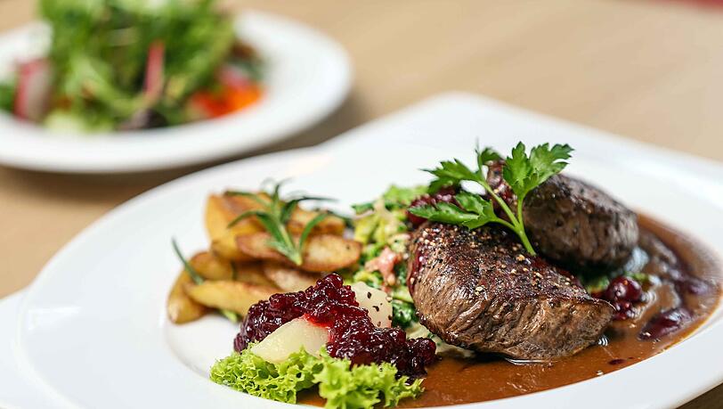 Genießen Sie kulinarische Leckerbissen im Restaurant des Vier-Sterne-Hotel Dirsch Wellness & Spa Resort. Genießen Sie kulinarische Leckerbissen im Restaurant des Vier-Sterne-Hotel Dirsch Wellness & Spa Resort.