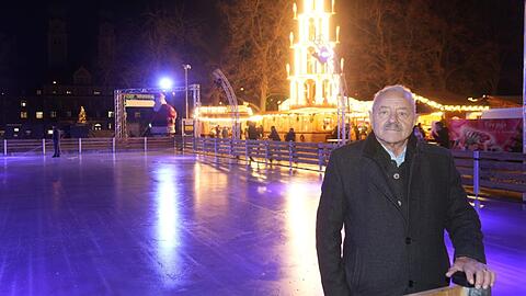 Wieso soll man diese Schlittschuhbahn am "Christkindlmarkt unterm Maibaum" schon vor Schulferienende am 5. Januar abbauen? Fragt sich Maibaumvereins-Chef und Ex-CSU-Stadtrat Otto Seidl - und ist sauer auf die Sendlinger Grünen. Wieso soll man diese Schlittschuhbahn am "Christkindlmarkt unterm Maibaum" schon vor Schulferienende am 5. Januar abbauen? Fragt sich Maibaumvereins-Chef und Ex-CSU-Stadtrat Otto Seidl - und ist sauer auf die Sendlinger Grünen.