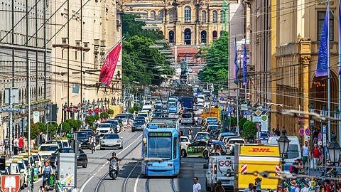 Die Maximilianstrasse: Hier wollte ein Autofahrer rechts an einer Tram vorbeifahren. (Symbolbild) Die Maximilianstrasse: Hier wollte ein Autofahrer rechts an einer Tram vorbeifahren. (Symbolbild)