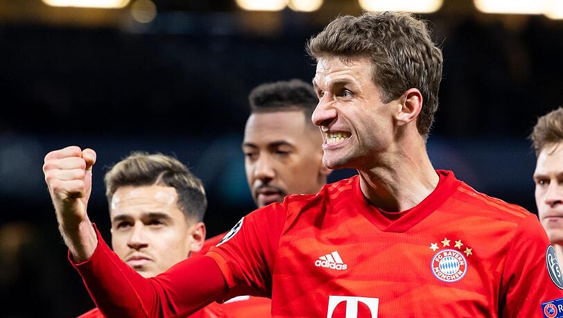 "Thomas ist für die Fans hier vor Ort, für die eingefleischten FC-Bayern-Fans eine ganz große Identifikationsfigur", sagt Vorstand Oliver Kahn über Müller. "Thomas ist für die Fans hier vor Ort, für die eingefleischten FC-Bayern-Fans eine ganz große Identifikationsfigur", sagt Vorstand Oliver Kahn über Müller.