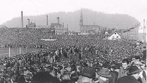 Auch auf der Aschebahn drängen sich beim Rekordspiel der Löwen 1948 gegen den 1. FC Nürnberg die Fans. 58.000 Eintrittkskarten sind verkauft worden. Auch auf der Aschebahn drängen sich beim Rekordspiel der Löwen 1948 gegen den 1. FC Nürnberg die Fans. 58.000 Eintrittkskarten sind verkauft worden.