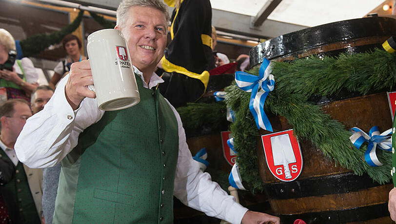 Vier Schläge, dann war "ozapft". Münchens Oberbürgermeister Dieter Reiter beim Wiesn-Anstich im Schottenhamel-Zelt. Vier Schläge, dann war "ozapft". Münchens Oberbürgermeister Dieter Reiter beim Wiesn-Anstich im Schottenhamel-Zelt.