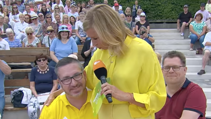 Wenn einer steht und der andere sitzt, dann berührt man sich eben ganz komisch": Andrea Kiewel mit dem Gast, der unabsichtlich zum Po-Grapscher wurde. Wenn einer steht und der andere sitzt, dann berührt man sich eben ganz komisch": Andrea Kiewel mit dem Gast, der unabsichtlich zum Po-Grapscher wurde.
