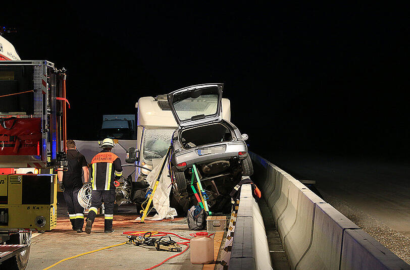 An einer Baustelle auf der A7 gerät ein Wohnmobil in den Gegenverkehr und kollidiert mit einem Opel. Der 21-jährige Fahrer des Kleinwagens ist sofort tot. Die Bilder des schrecklichen Unfalls.