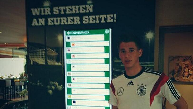 Debütant Erik Durm und die neu installierte "Twitterwall" Debütant Erik Durm und die neu installierte "Twitterwall"