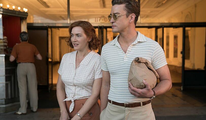 Ginny (Kate Winslet) entflieht ihrem eintönigen Leben, indem sie mit dem Studenten Mickey (Justin Timberlake) eine Affäre anfängt.