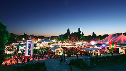 Vom 19. Juni bis 20. Juli findet im Olympiapark das Sommer-Tollwood 2025 statt. Vom 19. Juni bis 20. Juli findet im Olympiapark das Sommer-Tollwood 2025 statt.
