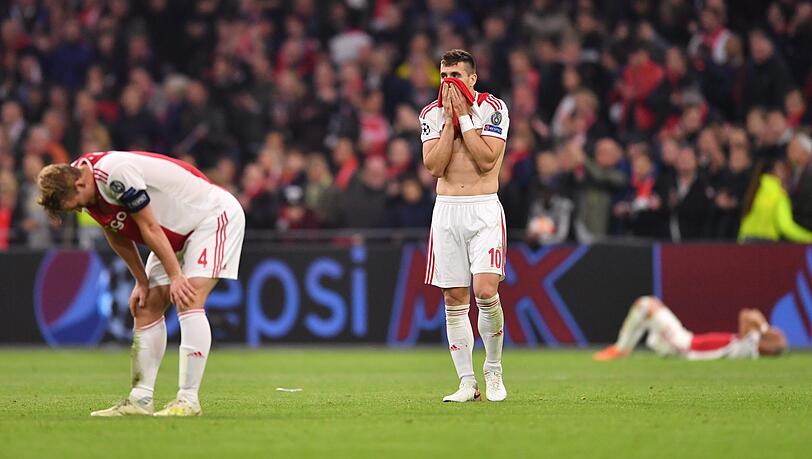 Matthijs de Ligt (li.) und Dusan Tadic (re.) von Ajax stehen nach der Niederlage auf dem Platz. Matthijs de Ligt (li.) und Dusan Tadic (re.) von Ajax stehen nach der Niederlage auf dem Platz.