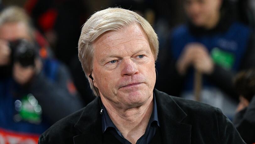 Oliver Kahn, Vorstandsvorsitzender der FC Bayern München AG, steht im Stadion. Oliver Kahn, Vorstandsvorsitzender der FC Bayern München AG, steht im Stadion.