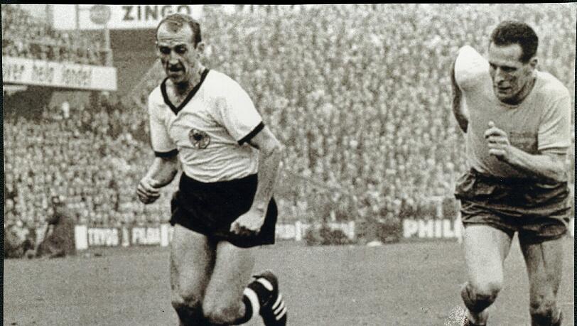 1860-Meisterlöwe Peter Grosser bei seinem Länderspieldebüt, einem 2:1 gegen Schweden im September 1965 1860-Meisterlöwe Peter Grosser bei seinem Länderspieldebüt, einem 2:1 gegen Schweden im September 1965