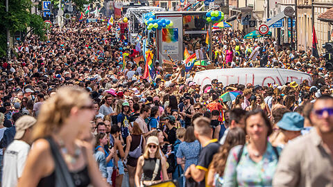 250.000 Menschen waren als Teilnehmer oder Besucher bei der CSD-Parade in München dabei. Hier ein Blick auf die Fraunhoferstraße. 250.000 Menschen waren als Teilnehmer oder Besucher bei der CSD-Parade in München dabei. Hier ein Blick auf die Fraunhoferstraße.