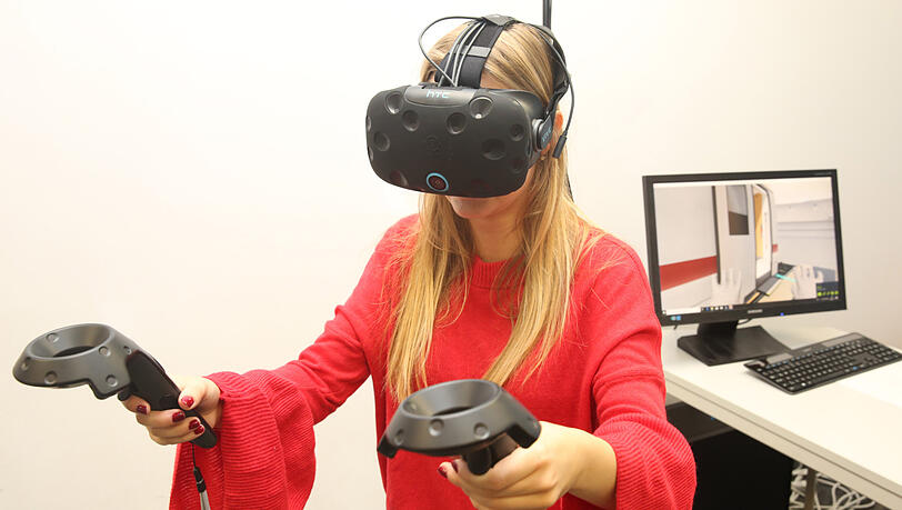 In diesem Bild ist ein ICE versteckt: AZ-Reporterin Julia Reidl probiert die neue virtuelle Technologie bei der Deutschen Bahn aus. In diesem Bild ist ein ICE versteckt: AZ-Reporterin Julia Reidl probiert die neue virtuelle Technologie bei der Deutschen Bahn aus.