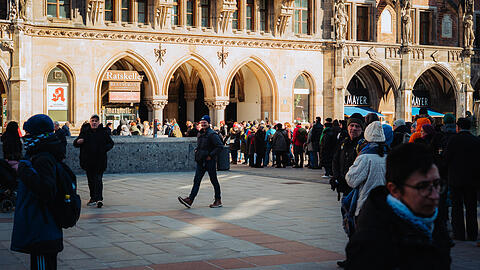 Am Marienplatz hat sich eine lange Schlange gebildet. Am Marienplatz hat sich eine lange Schlange gebildet.