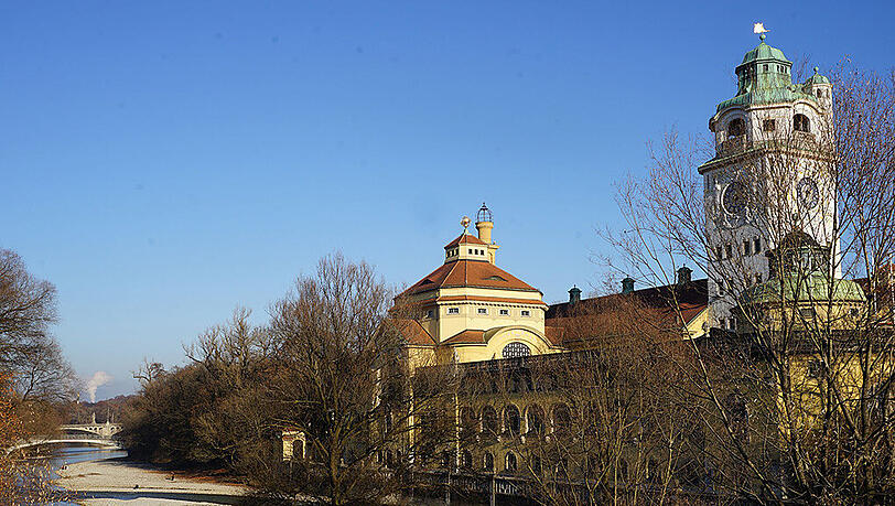 Die Isar am Müllerschen Volksbad. Die Isar am Müllerschen Volksbad.