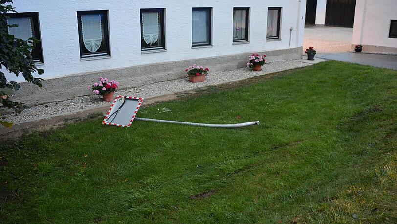 Davor rammte der besoffene Fahrer mehrere Straßenschilder un diesen Spiegel. Davor rammte der besoffene Fahrer mehrere Straßenschilder un diesen Spiegel.