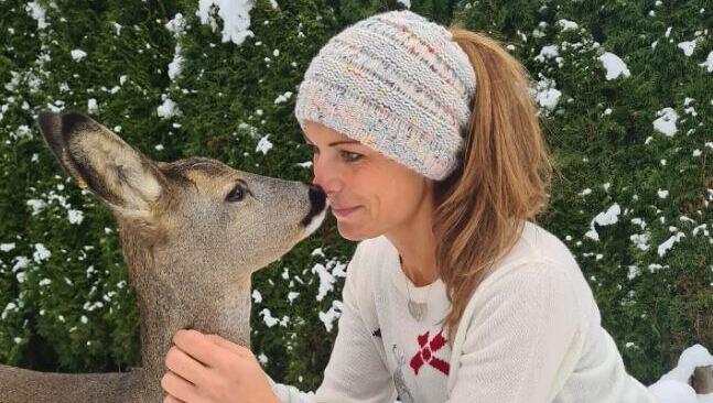 Reh Hermine und ihre Retterin Lene Koch. Reh Hermine und ihre Retterin Lene Koch.