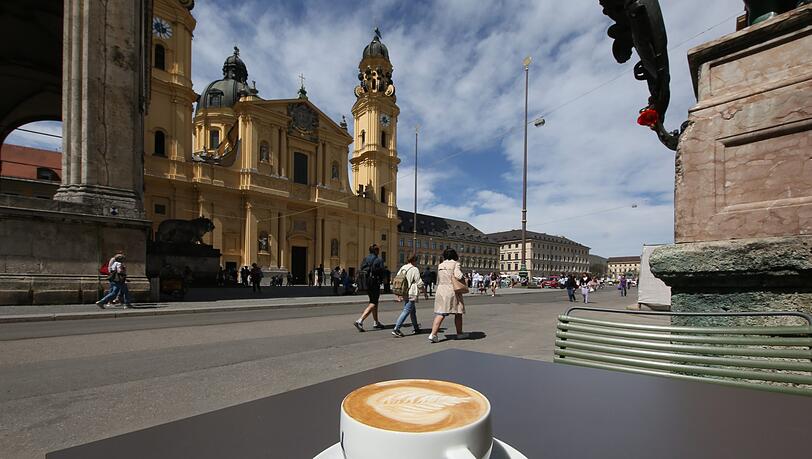 Was für ein Logenplatz mit Blick auf den schönsten Platz Münchens – und dem passenden Getränk dazu. Was für ein Logenplatz mit Blick auf den schönsten Platz Münchens – und dem passenden Getränk dazu.