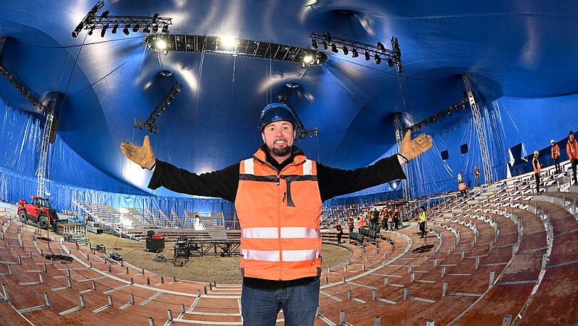 Martin Lacey, Zirkusdirektor und Ehemann von Jana Mandana Lacey-Krone, der Circus-Krone-Chefin. Stolz zeigt er der AZ das neue Tournee-Zelt. Etwa 20 Städte bereist der Zirkus jährlich. Vorher sollen das Zelt und die neue Show von den Münchnern abgesegnet werden. Martin Lacey, Zirkusdirektor und Ehemann von Jana Mandana Lacey-Krone, der Circus-Krone-Chefin. Stolz zeigt er der AZ das neue Tournee-Zelt. Etwa 20 Städte bereist der Zirkus jährlich. Vorher sollen das Zelt und die neue Show von den Münchnern abgesegnet werden.