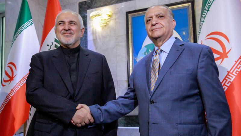 Iraks Außenminister Mohammed Ali Al-Hakim (r) begrüßt seinen iranischen Amtskollegen Mohammed Dschawad Sarif in Bagdad. Iraks Außenminister Mohammed Ali Al-Hakim (r) begrüßt seinen iranischen Amtskollegen Mohammed Dschawad Sarif in Bagdad.
