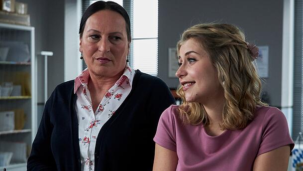 Ursula Maria Burkhart wird Sarah Thonig am Empfang der "Rosenheim-Cops" vermissen. Ursula Maria Burkhart wird Sarah Thonig am Empfang der "Rosenheim-Cops" vermissen.