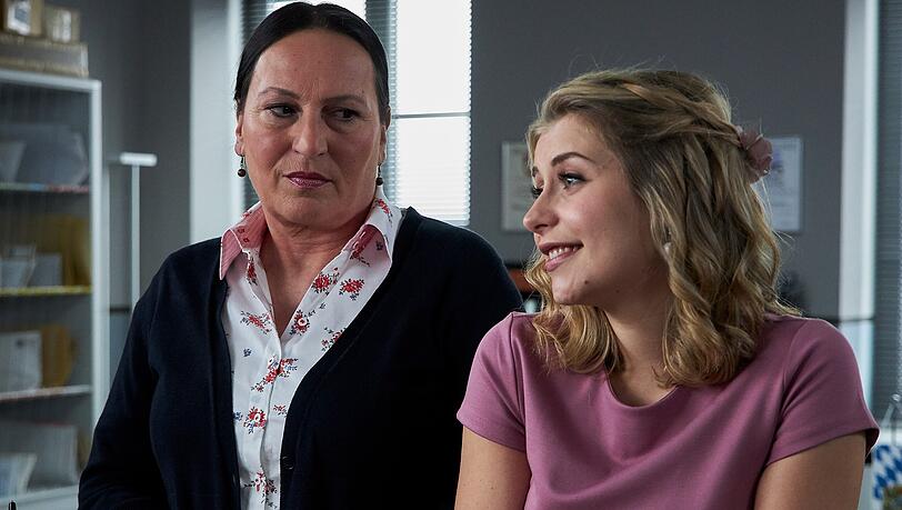 Ursula Maria Burkhart wird Sarah Thonig am Empfang der "Rosenheim-Cops" vermissen. Ursula Maria Burkhart wird Sarah Thonig am Empfang der "Rosenheim-Cops" vermissen.