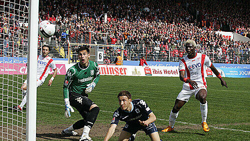 Aristide Bance (r.)  trifft für Offenbach zum 1:0, vorbei an Torwart Philipp Tschauner und Fabian Johnson.