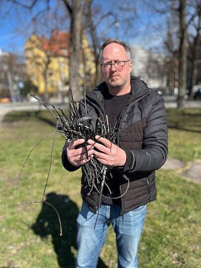 Arne Brach, Sprecher der Grünen im Bezirksausschuss Ludwigs-/Isarvorstadt, findet beim Gassigehen mit seinem Hund ständig Kabelbinder im Nordostteil der Theresienwiese. Arne Brach, Sprecher der Grünen im Bezirksausschuss Ludwigs-/Isarvorstadt, findet beim Gassigehen mit seinem Hund ständig Kabelbinder im Nordostteil der Theresienwiese.