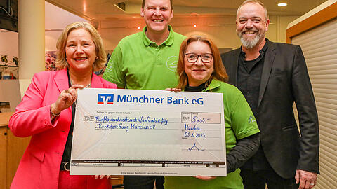 Sandra Bindler, die Vorstandsvorsitzende der Münchner Bank eG (links), und AZ-Chefredakteur Michael Schilling (rechts) überreichten letztes Jahr einen der Spendenschecks an Michael Lasch und Susanne Lanzendörfer von dem Verein Rehkitzrettung München e.V. Sandra Bindler, die Vorstandsvorsitzende der Münchner Bank eG (links), und AZ-Chefredakteur Michael Schilling (rechts) überreichten letztes Jahr einen der Spendenschecks an Michael Lasch und Susanne Lanzendörfer von dem Verein Rehkitzrettung München e.V.