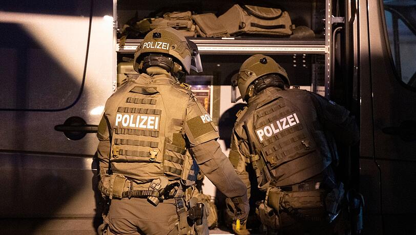 Beamte eines Spezialeinsatzkommandos (SEK) der Polizei (Symbolbild). Beamte eines Spezialeinsatzkommandos (SEK) der Polizei (Symbolbild).