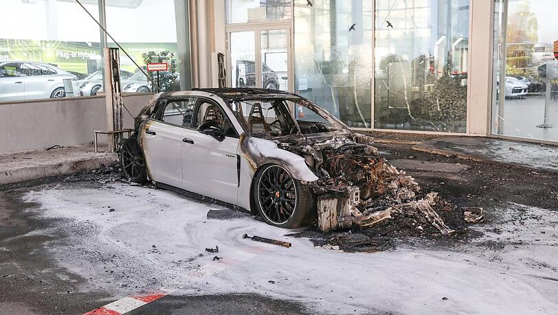 Im Porschezentrum an der Schleibingerstraße in Haidhausen steht ein ausgebrannter Porsche. Im Porschezentrum an der Schleibingerstraße in Haidhausen steht ein ausgebrannter Porsche.