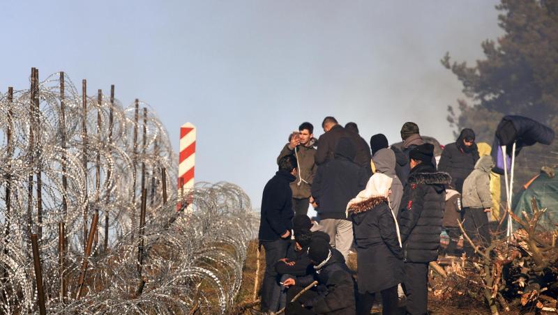 Migranten vor einem Grenzzaun aus Stacheldraht an der belarussisch-polnischen Grenze bei Grodno Grodno. Migranten vor einem Grenzzaun aus Stacheldraht an der belarussisch-polnischen Grenze bei Grodno Grodno.
