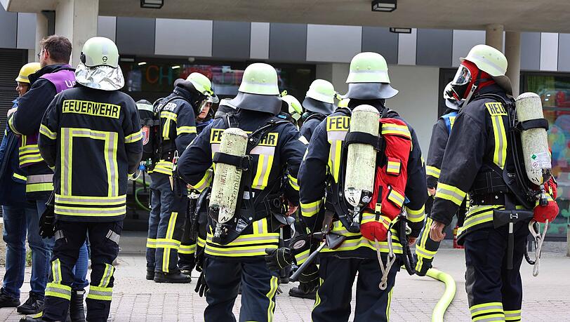 Die Feuerwehren Waldkraiburg, Heldenstein, Pürten und Erasmus waren mit 61 Einsatzkräften und zehn Fahrzeugen im Einsatz. Die Feuerwehren Waldkraiburg, Heldenstein, Pürten und Erasmus waren mit 61 Einsatzkräften und zehn Fahrzeugen im Einsatz.