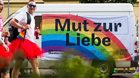 Teilnehmer einer Parade ziehen beim Christopher-Street-Day durch eine Innenstadt. Foto: Christoph Schmidt/dpa/Symbolbild Teilnehmer einer Parade ziehen beim Christopher-Street-Day durch eine Innenstadt. Foto: Christoph Schmidt/dpa/Symbolbild