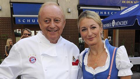 Viele Promi-Freunde haben sich von Alfons Schuhbeck angewandt – Monika Gruber hält nach wie vor zu ihm. Viele Promi-Freunde haben sich von Alfons Schuhbeck angewandt – Monika Gruber hält nach wie vor zu ihm.